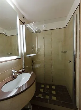 Astoria מלון ביאלה